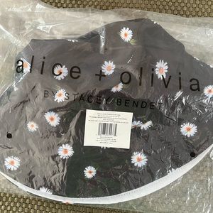 🌸🌞🌴BNWT Alice & Olivia Reversible Bucket Hat Black Daisy/Solid White🌻🏖️🍦